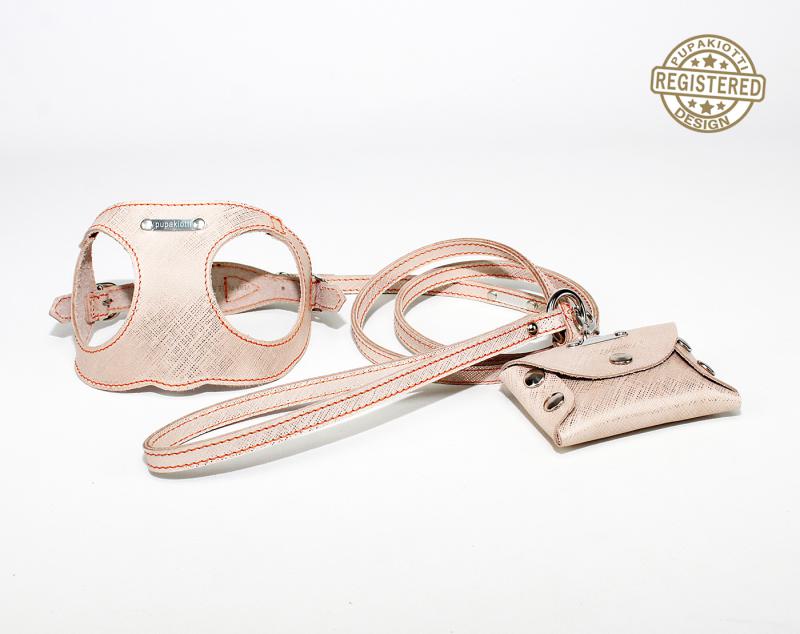 Laminati. Set pettorina e guinzaglio con porta sacchetti in pelle per cane. Pelli lamé e speciali